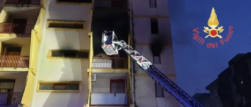 Incendio in palazzina di viale Isonzo, evacuato tutto l'edificio