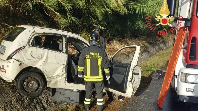 Lancia Y fuori strada sulla SS 106: ferita una donna