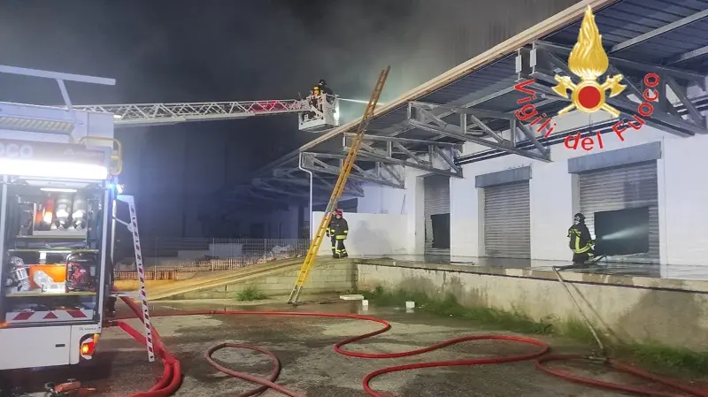 Nuovo incendio, fiamme a capannone con 4 aziende a Caraffa