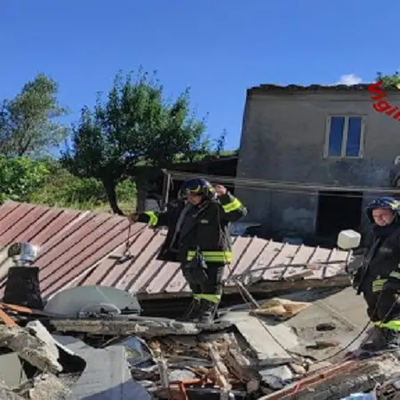 Gimigliano, crolla casolare per esplosione da fuga di gas