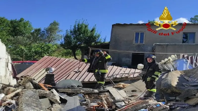 Gimigliano, crolla casolare per esplosione da fuga di gas