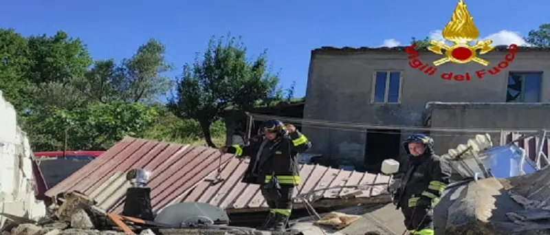 Gimigliano, crolla casolare per esplosione da fuga di gas