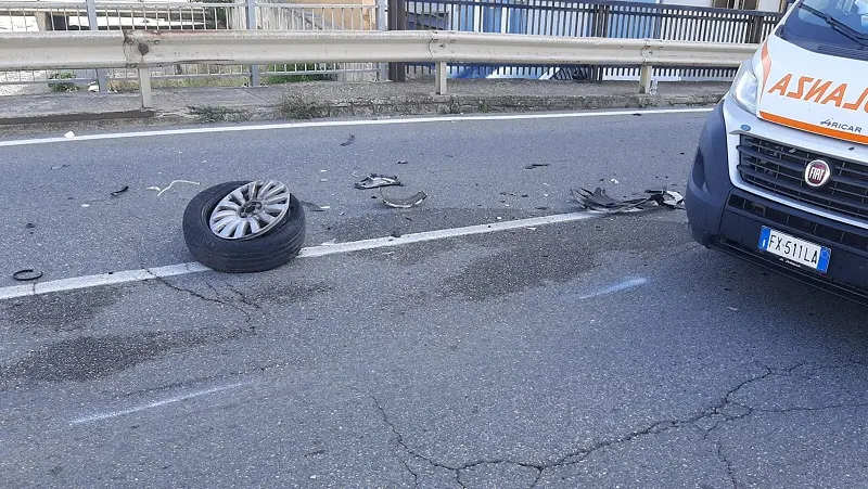 Scontro fra due auto sul cavalcavia di Lido: donna in ospedale