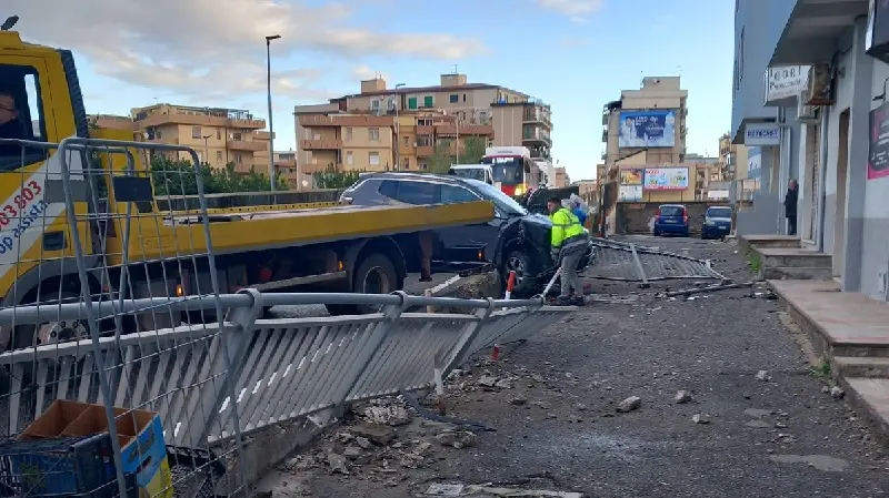 Jeep sbanda e finisce fuori strada nel centro di Lido