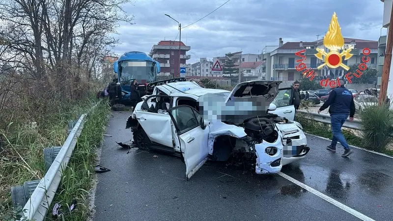 Scontro autobus con Fiat 500: muore conducente dell'auto, ferita passeggera