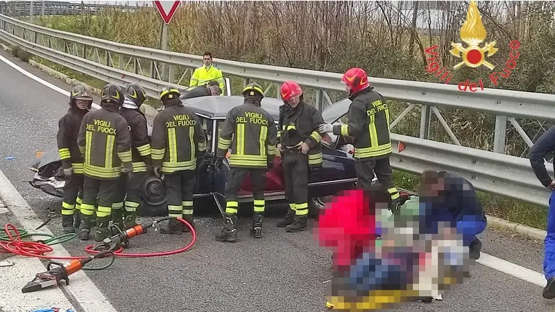 Dritti sullo spartitraffico: morto casertano, feriti tre familiari