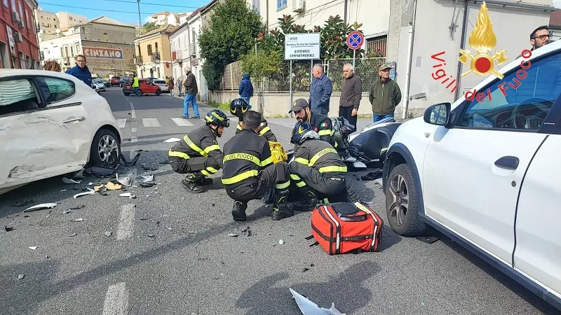 Incidente su Viale degli Angioini tra una moto e due vetture