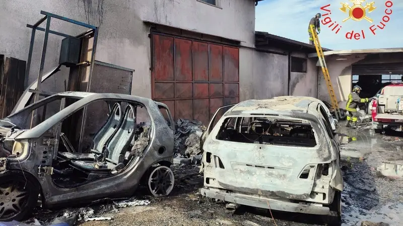 A fuoco autocarrozzeria di Janò, notevoli i danni