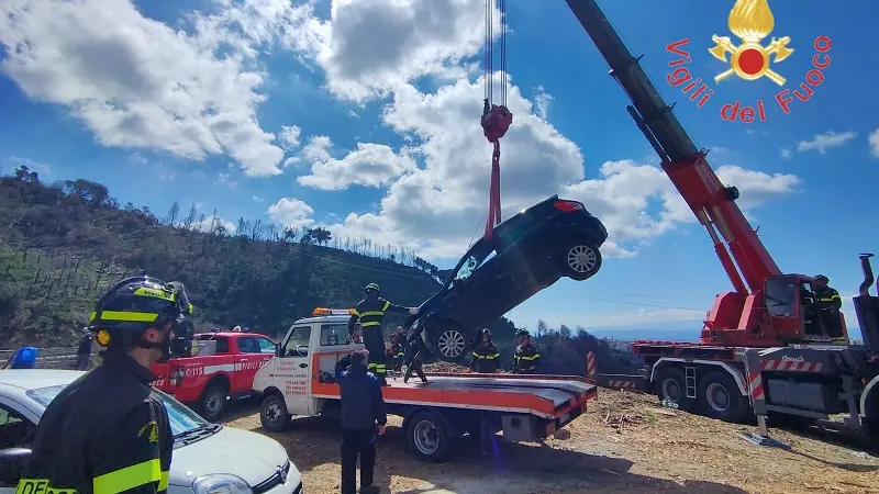 Siano: sbanda e precipita nel burrone per 100 metri