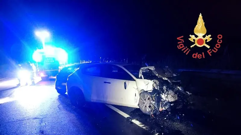 Scontro mortale nella notte: deceduto giovane automobilista