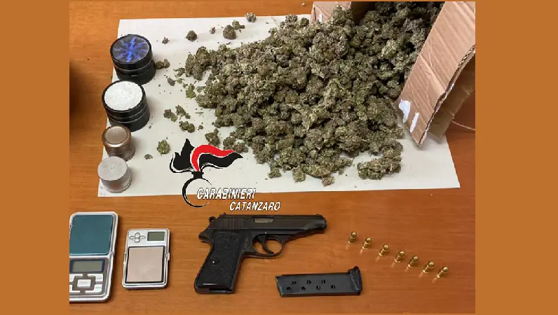 Viavai sospetto di persone : 22enne arrestato per spaccio di stupefacenti