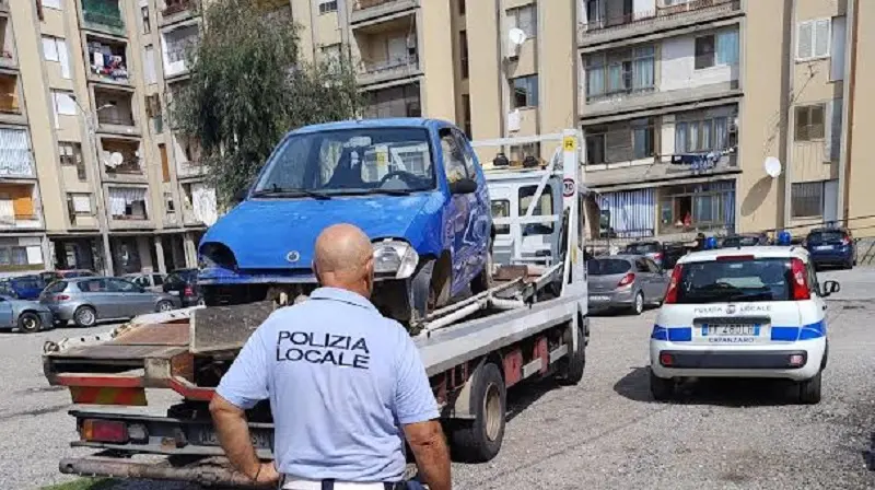 Veicoli abbandonati: rimosse 19 carcasse di auto e moto