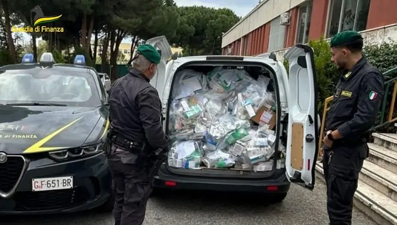 Migliaia di farmaci ammassati nel furgone: sequestro e sanzioni