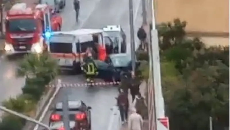 Lido, auto contro palo della luce: due feriti