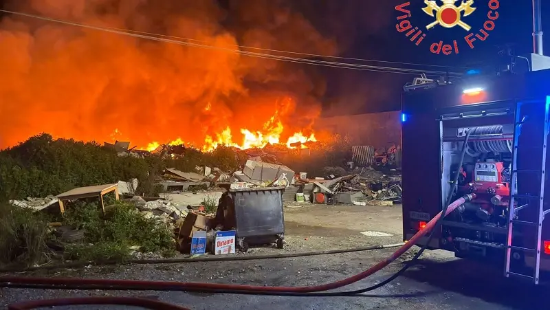 Incendio discarica, Comune: \"Nessuno sconto, non ci volteremo dall'altra parte\"