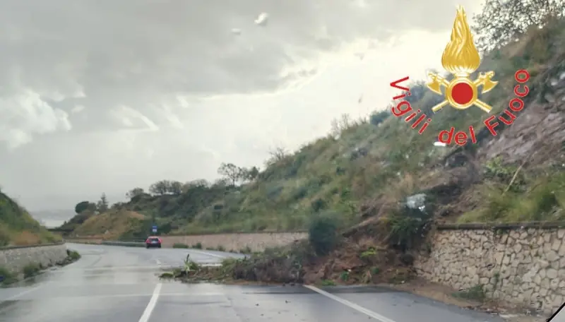 Quattro ore di temporali: allagamenti e smottamenti. Chiusa galleria Copanello