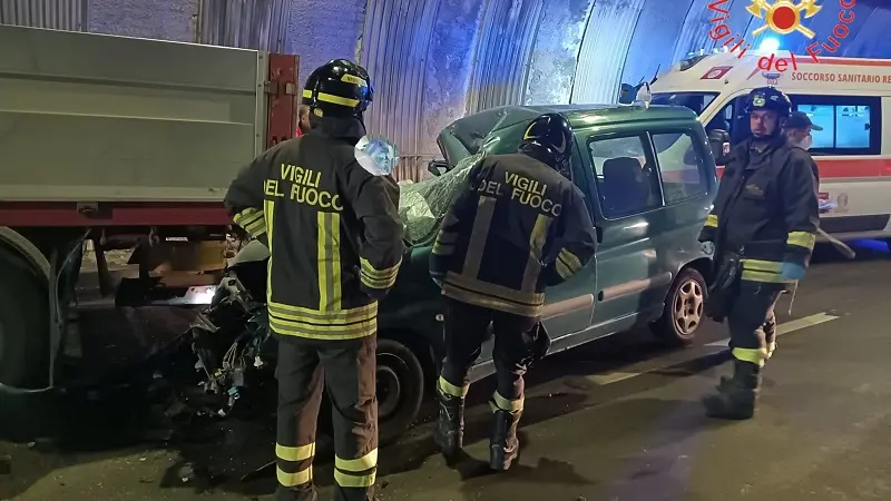 Scontro nella galleria di Marcellinara: muoiono un uomo ed una donna