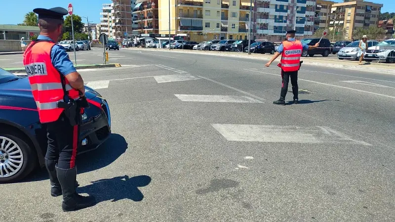Alla guida di un autobus col cellulare: sorpreso dai Carabinieri