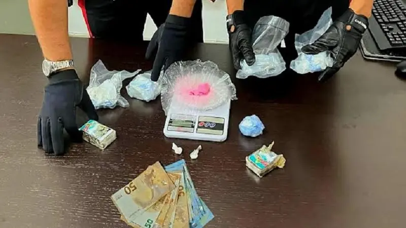 Lido, droga nelle scarpe e \"coca rosa\" a casa: in carcere 36enne