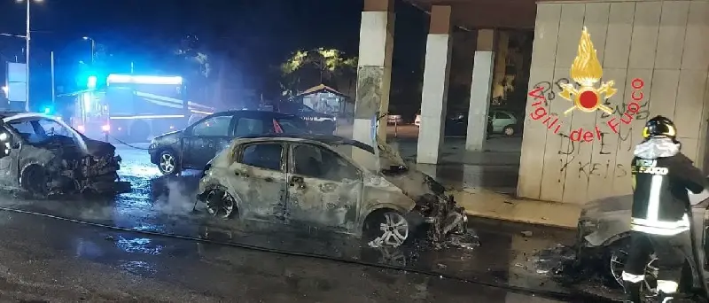 Quattro auto distrutte dal fuoco nel quartiere Fortuna