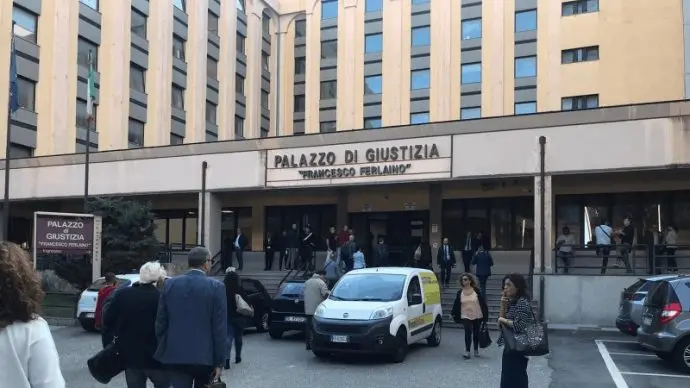 Mater Domini, caccia all'uomo per denaro: condannati 3 giovani