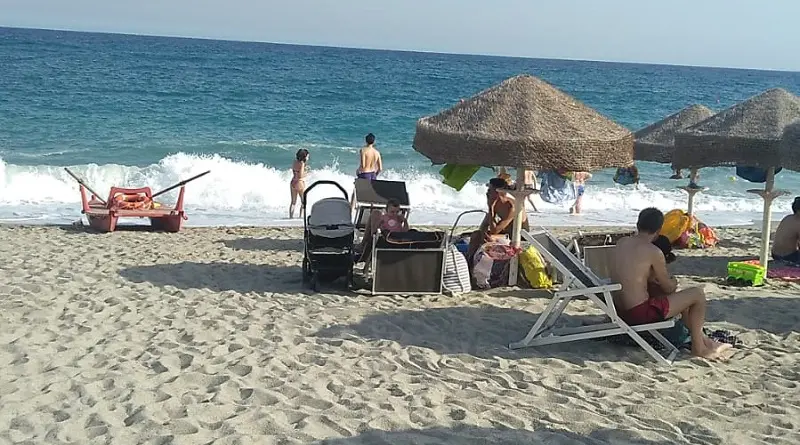 Trentenne inglese in mare alto: salvata da bagnino a Giovino