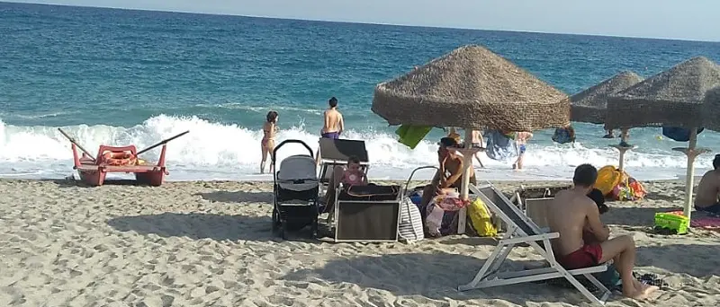 Trentenne inglese in mare alto: salvata da bagnino a Giovino