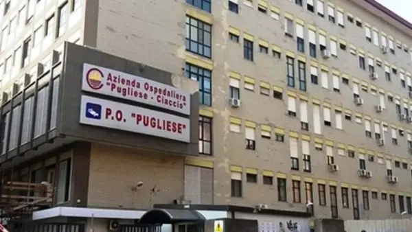 Pronto soccorso: uno picchia infermiere, l'altro minaccia carabinieri