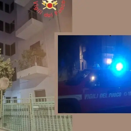 Minaccia di buttarsi da 5° piano: Vigili del fuoco lo bloccano