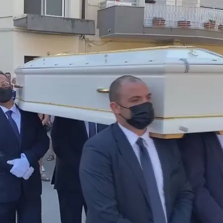 Struggente ultimo abbraccio di Soverato alla sua Simona