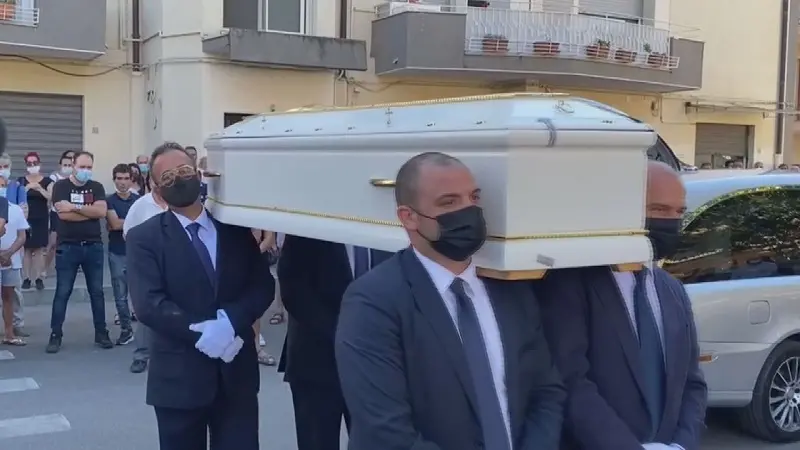 Struggente ultimo abbraccio di Soverato alla sua Simona