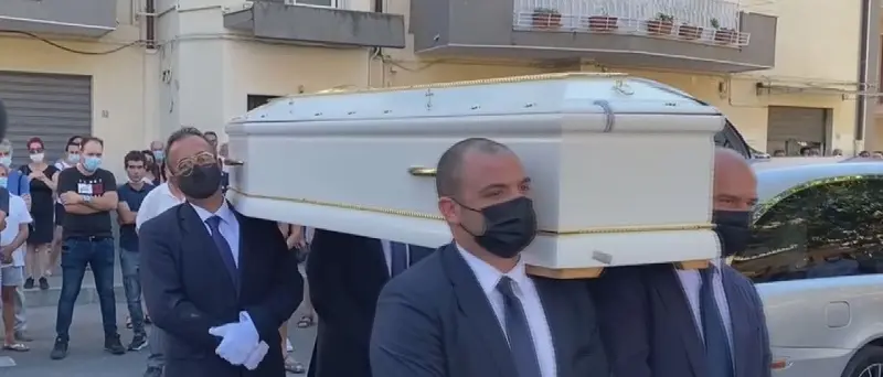 Struggente ultimo abbraccio di Soverato alla sua Simona