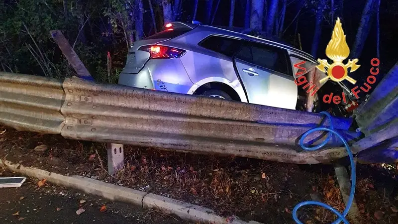 Incidente sulla SS 280: auto fuori strada, un morto e un ferito