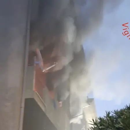 Miglierina, vigili del fuoco salvano 6 famiglie da incendio