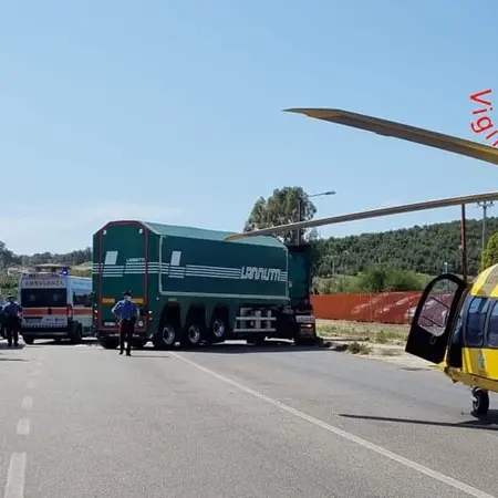 Moto sotto un articolato: grave centauro a Sellia