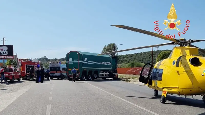 Moto sotto un articolato: grave centauro a Sellia