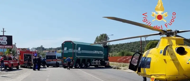 Moto sotto un articolato: grave centauro a Sellia