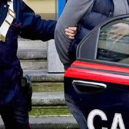 Evade dai domiciliari per acquistare droga, arrestato 23enne