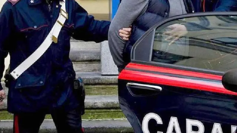 Insegue e sperona auto ex convivente: arrestato 33enne
