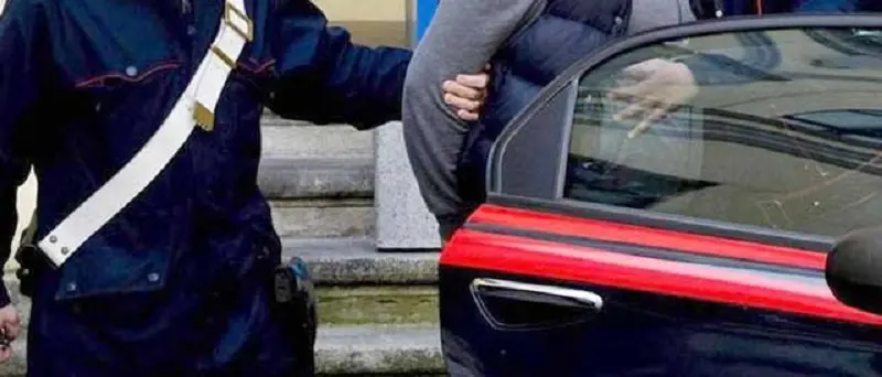 Evade dai domiciliari per acquistare droga, arrestato 23enne