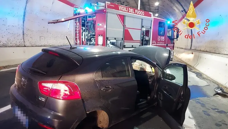 Incidente in una galleria della variante SS 106: ferito giovane