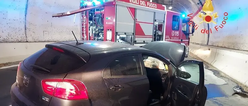 Incidente in una galleria della variante SS 106: ferito giovane