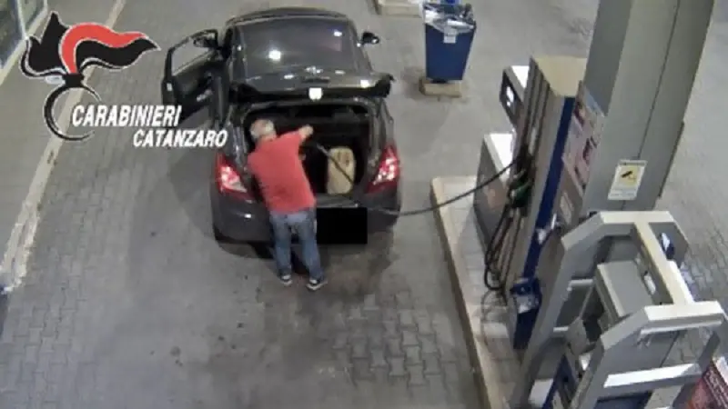 Faceva pieno carburante con carta di Calabria Verde, arrestato