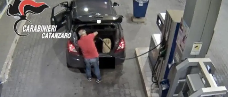Faceva pieno carburante con carta di Calabria Verde, arrestato