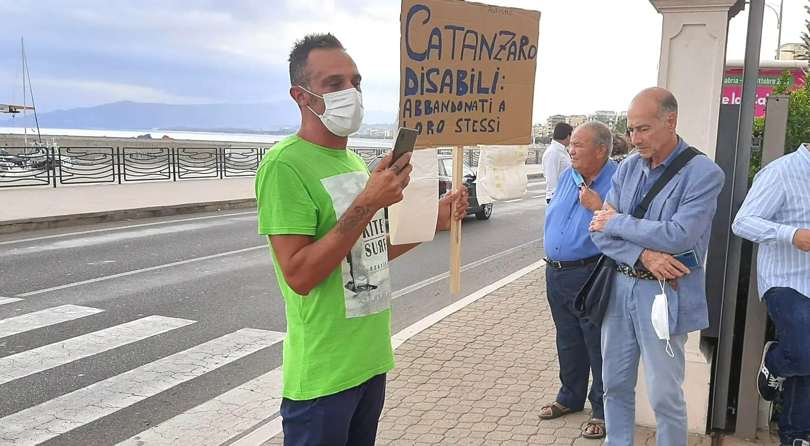 Protesta solitaria genitore di bambino disabile col sindaco
