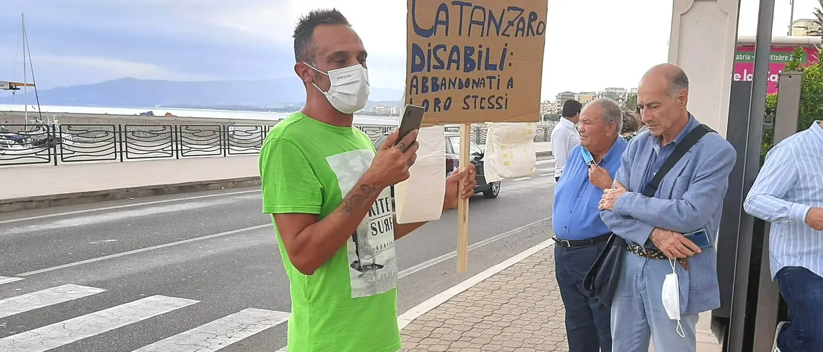 Protesta solitaria genitore di bambino disabile col sindaco