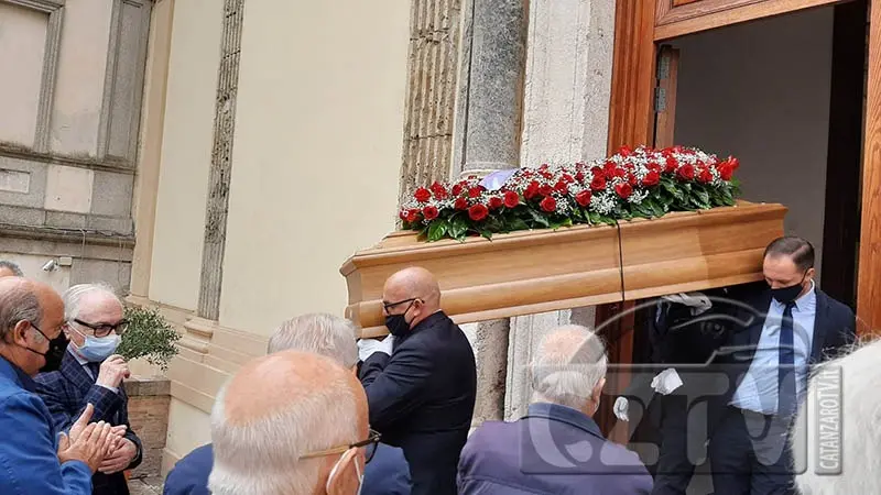 Funerali dott. Martino senza US e Provincia: indignazione