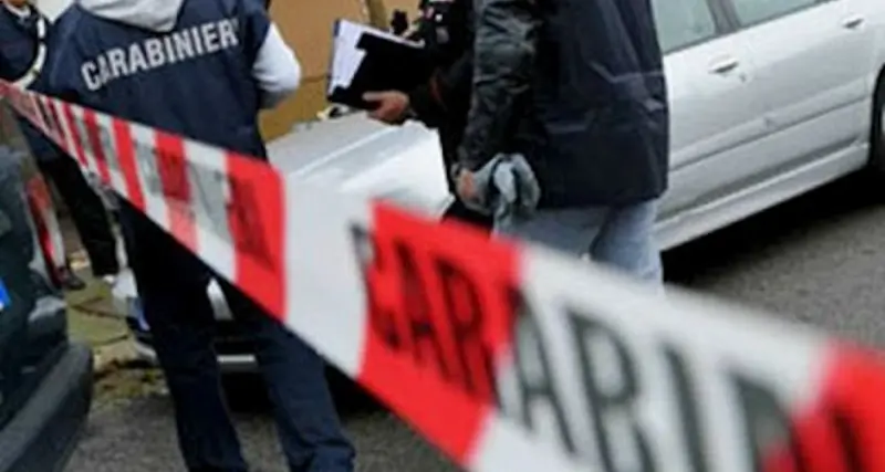 Uccide l’ex moglie a coltellate in strada: fermato a Milano un uomo di 62 anni\n