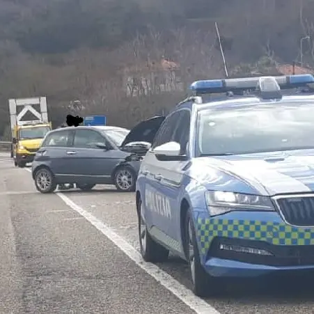 Utilitaria sbanda sulla Due Mari: ferita ragazza