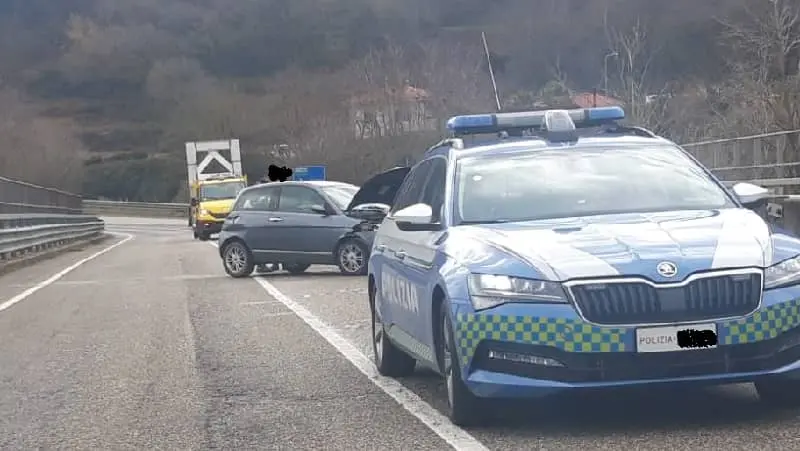 Utilitaria sbanda sulla Due Mari: ferita ragazza